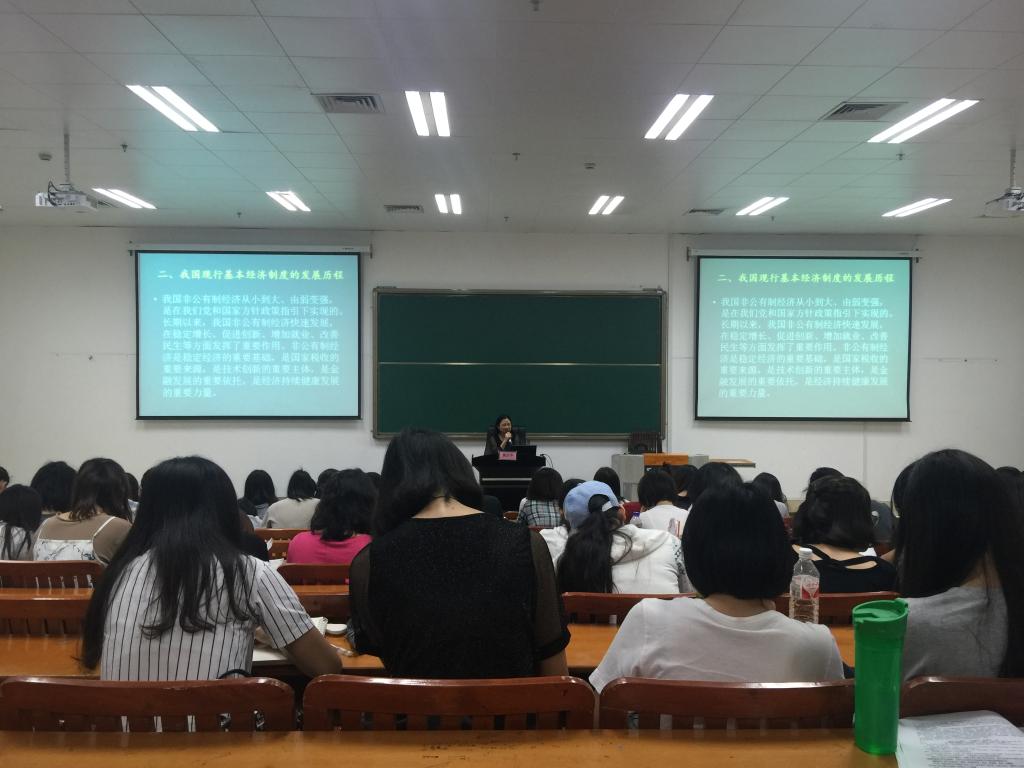 广西壮族自治区发展和改革委员会规划处处长施庆华为电竞资讯新闻传播学院学生授课