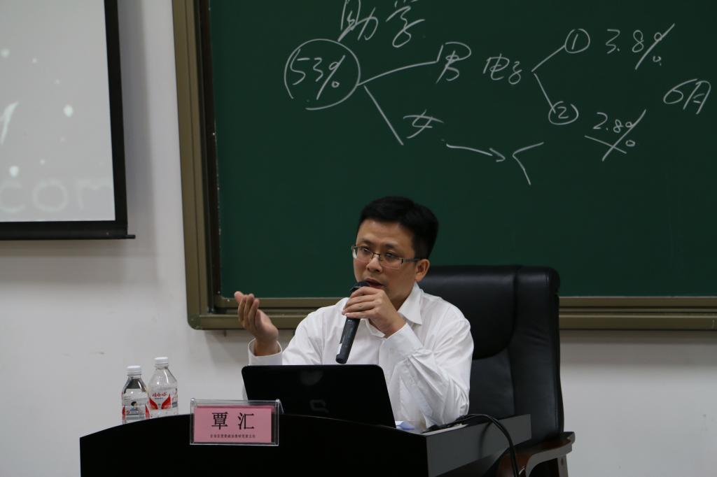 自治区党委政法委研究室覃汇为电竞资讯新闻传播学院学生授课